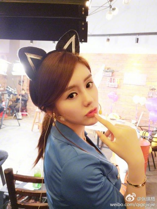 张琪格秀黑框眼镜、白衬衣美照,网友:老师好