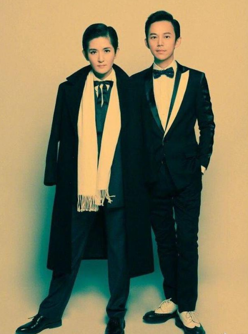 谢娜晒与何炅短发旧照 二人穿平底鞋何老师比