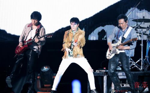 五月天高雄狂嗨4小时 萧敬腾助阵《凡人歌》