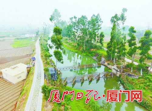 通过建设安全生态水系,莲溪呈现出原始生态风貌。