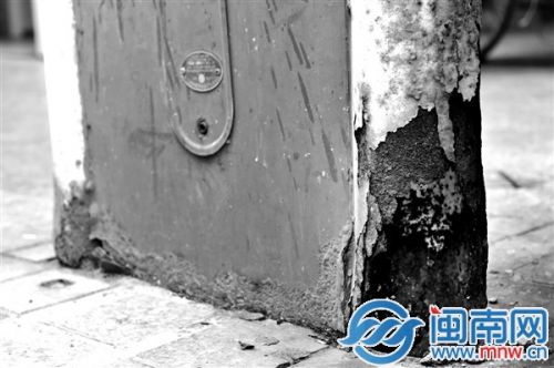 小区内另一根路灯杆也锈蚀严重