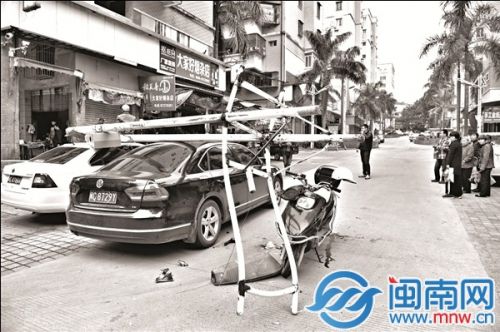路灯杆砸车伤人，镇政府昨已着手拆除隐患路灯杆
