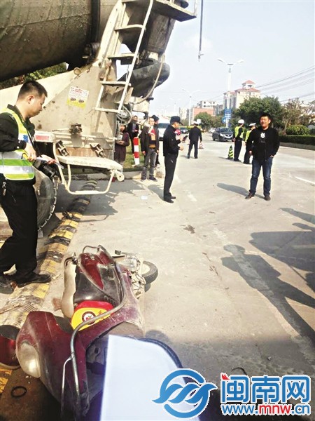 交警正在事故现场勘测