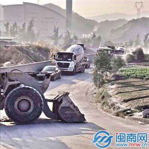 铲车阻拦施工车辆过路