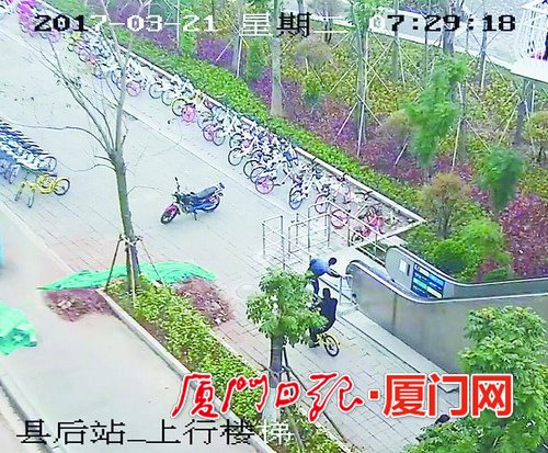 7点29分,一摩的司机强行关停电梯。(监控截图)