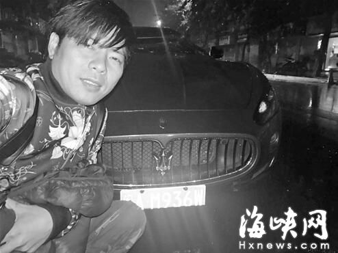 豪车被砸微笑自拍 歌手&ldquo;真男人林圣杰&rdquo;被疑炒作