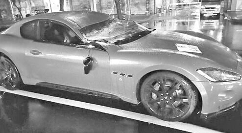 豪车被砸微笑自拍 榕籍歌手被指炒作