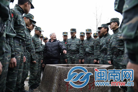 當(dāng)?shù)乩先藶樘貞?zhàn)隊(duì)員講述紅軍井的故事.jpg
