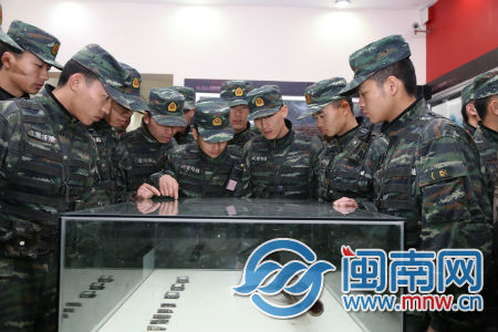 特戰(zhàn)隊(duì)員參觀紅軍作戰(zhàn)武器.jpg