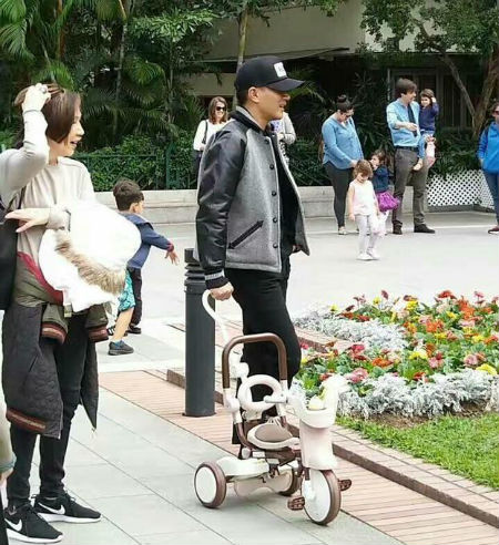 带着小糯米机场送完杨幂后刘恺威做了这件事