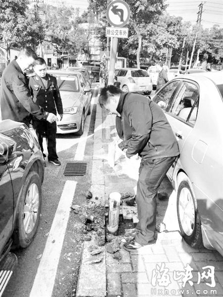 福州状元府小区外，执法人员正在拆除人行道上的地桩