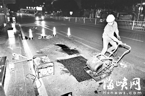26日凌晨1点,海都记者随工人在五福天桥公交站修补破损道路