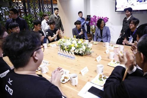 台湾蔡英文最新消息:试玩网游英雄联盟LOL 参访闪电狼