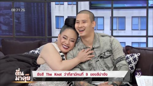 泰国富婆&ldquo;莉娜&rdquo;日前才带着第9任老公亮相。