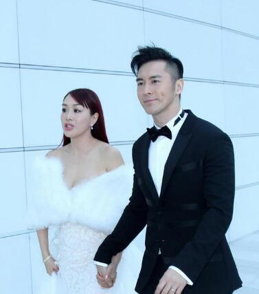 钟丽缇与张伦硕十指紧扣