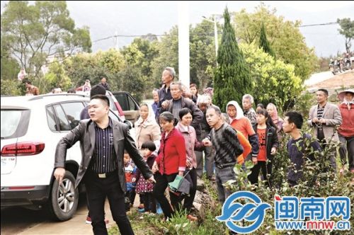 在半岭村，遇害者家属和村民情绪激动