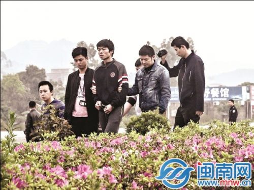 黄剑辉在坝下村“3·25”案现场指认