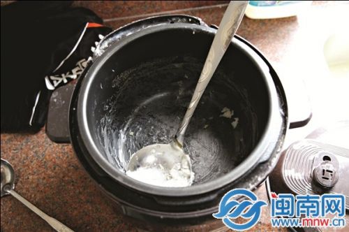 黄剑辉用过的电饭锅仍未清洗，放在现场