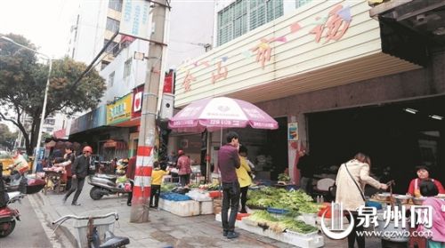 摊贩玩'捉迷藏' 金山市场外路边占道摊点不少于20个