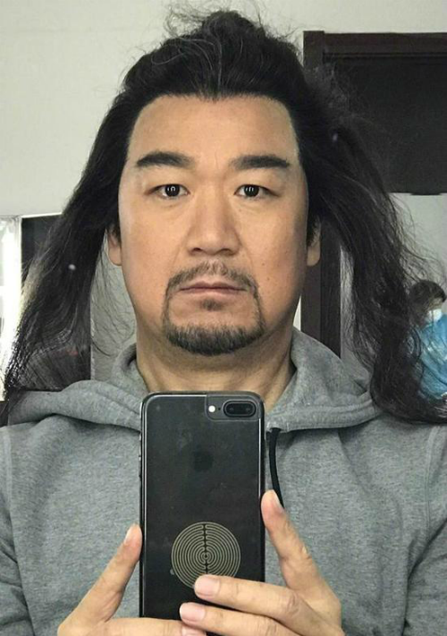 张国立粉丝破百万 晒五张自拍表情包庆祝(图)