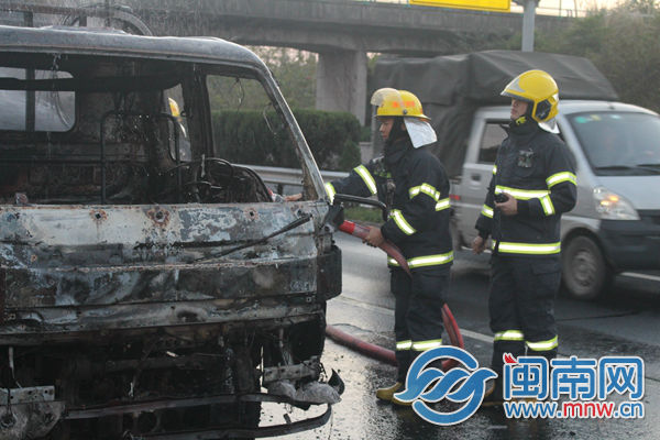 小货车车头被完全烧毁.jpg