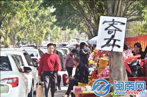 昨日一早，江滨北路去往宏福园路口满满都是车子