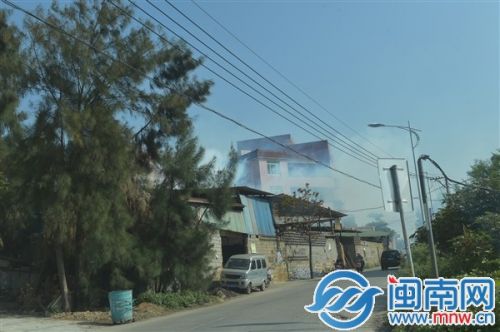 学校旁边 浓烟四起