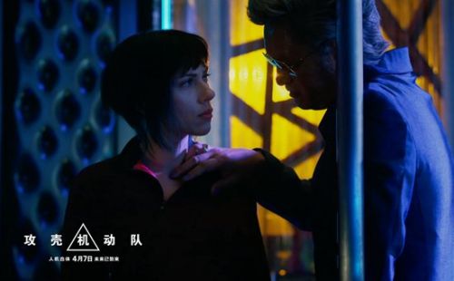 真人版《攻壳机动队》由鲁伯特-山德斯执导,斯嘉丽-约翰逊,皮鲁-埃