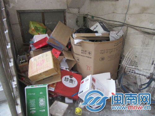 力达苑 梯口杂物乱堆放.jpg