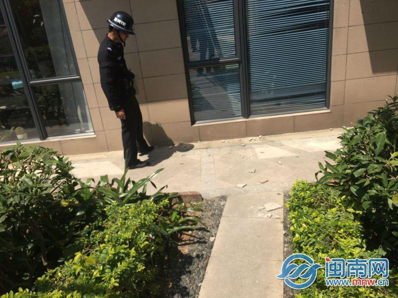 漳州一市民因阳台被扔杂物惹麻烦.jpg