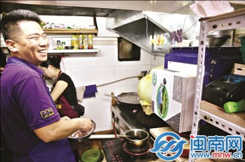 安装净油烟机，客人和业主开心，老板也很开心，厨房里也少了很多油烟，图为宝洲花苑水煮鱼店的店员开心笑着说