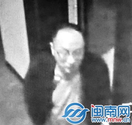 监控拍到的光头男子