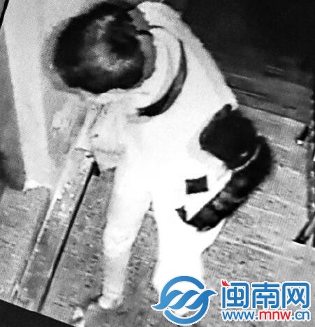监控拍到的拖鞋男子