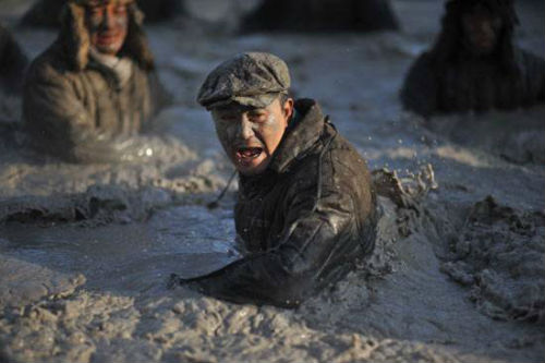 不过相比演艺生涯，吴刚老师的感情生活就浪漫得多，和妻子岳秀清是北京人艺的同班同学，是娱乐圈的模范夫妻。