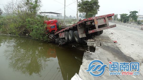 货车车头掉入河底.jpg