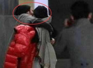 杨幂刘恺威疑当街热吻 只是照片真假难辨