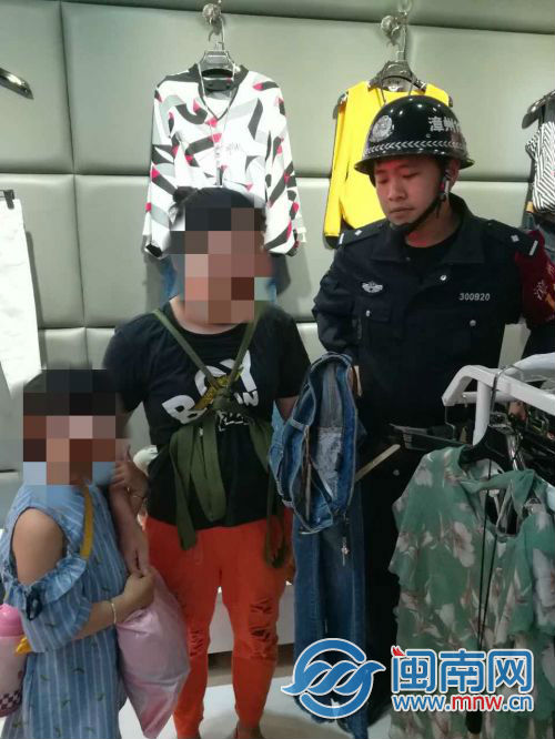 80后妈妈带孩子逛街，居然试图行窃.jpg