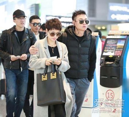 马伊琍机场黑色包包是什么牌子