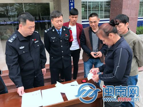 1492086810239065896.jpg 市民取回被追缴回来的钱款.jpg