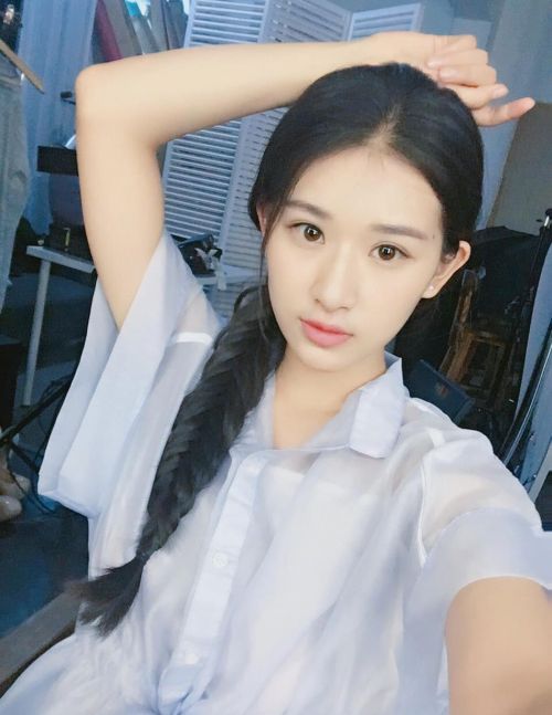 中戏女生写真撞脸刘亦菲 网友戏称神仙小姐姐