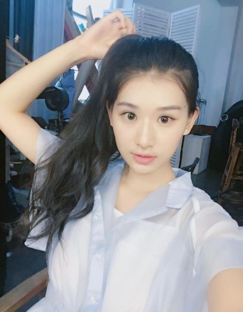 中戏女生写真撞脸刘亦菲 网友戏称神仙小姐姐