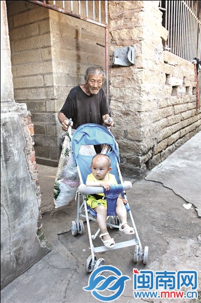 2015年6月，郑大爷推着孩子出去捡垃圾，曾引发路人报警