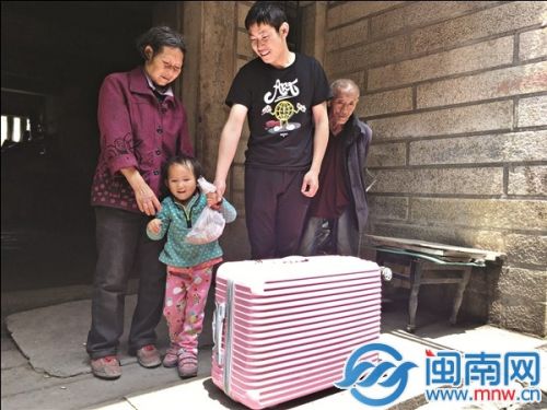 如今，孩子长大了要回老家，只带走一箱衣服和手中的一袋土