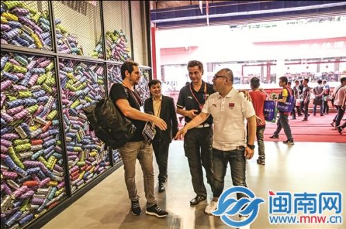 鞋博会现场吸引了众多来宾