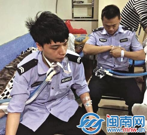 协警黄世亮，民警李少斌（右），到医院吸氧