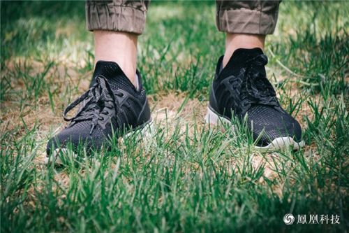 小米旗下米家智能运动鞋上脚