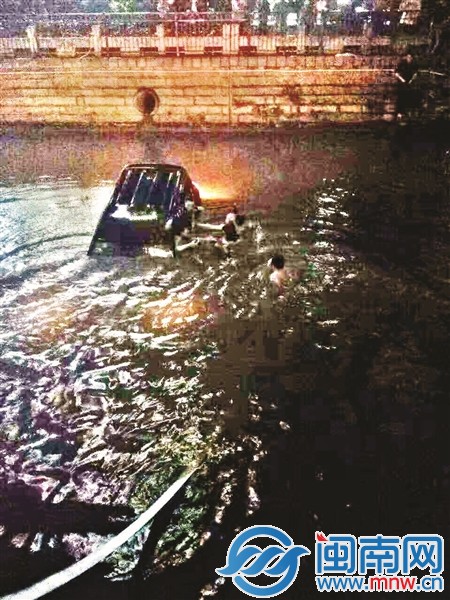 市民拍下救援现场感人一幕