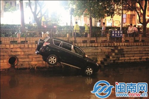 事后车辆被吊上岸,获救的三人安然无恙