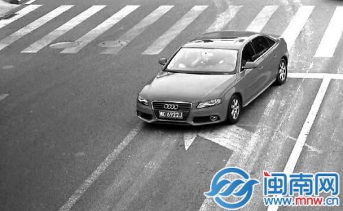 泉州市区新华路城西路口，电子警察自动抓拍违法