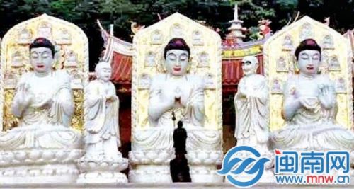 寺中的汉白玉佛像高2.9米，目前全省最高